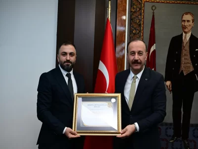 IMB Yönetim Kurulu olarak Isparta Valisi Sn. Abdullah Erin’e ziyaret gerçekleştirilmiş olup kendisine Fahri Üyelik Belgesi takdim edilmiştir.